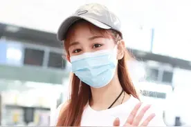 海陆现身机场，和粉丝打招呼亲切感十足，自信满满也是女团一员图片