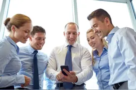 工资3000，请同事喝秋天的第一杯奶茶，真明智图片