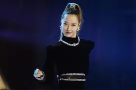 白冰这女人太强了，穿高叉长裙微露内搭黑裤，帅气又有点小性感图片