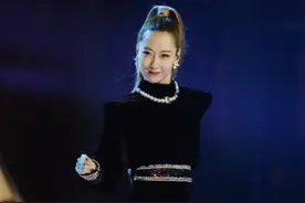 白冰这女人太强了，穿高叉长裙微露内搭黑裤，帅气又有点小性感图片