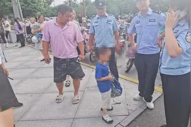 高邮萌娃接哥哥放学，结果迷路了图片