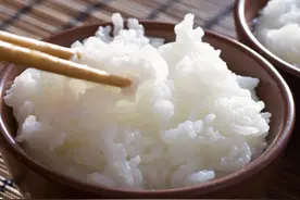 米饭怎么蒸更好吃？不要直接加水蒸，牢记4要点，每次两碗不够吃图片