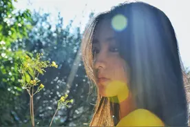 木村光希晒春日美照，花丛中里凹造型，清纯扮相似校园女神图片