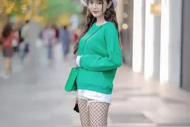 炎炎夏日，穿清凉网袜配“大雨靴”，现在女孩子真“会玩”图片