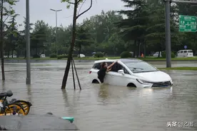 最多的地方降了260毫米，暴雨致成都道路成河，可怜水中赶路的人图片