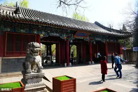 北大取消留学生入学笔试引发争议，清华三年前就实行了，专家称关键原因是国内高校在海外受欢迎程度不高图片