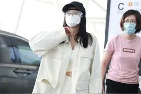 秦岚现身机场，一袭白色干练有魅力，眼镜依旧是亮点图片