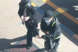 44岁李湘瘦身成功！手拎贵妇包现身，老公王岳伦跟在身后像小弟图片