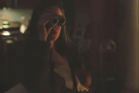 偷窥邻居，嫌弃丈夫，这“真实”影片，揭露太多人的一生图片