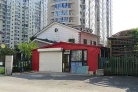 哈尔滨这小区地下车库一出入口被铁皮房封住！新春街道办执法大队先称不知情，后称不归综合执法管图片