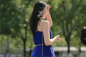 宝妈参加家长会着装清凉，遭老师提醒：您还是穿个外套吧图片