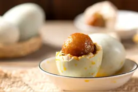 为何咸鸭蛋很有名，鸡蛋却很少用来腌？汪曾祺：他乡咸鸭蛋瞧不上图片