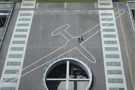 日本爱知三年展：英国艺术家在空地上画了个“无人机”图片