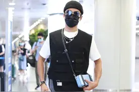 韩东君白色T恤+黑色工装马甲+休闲裤+手袋潮范十足图片