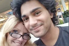 美国21岁男子爱上60岁老太，交往三个月就订婚了，父母也表示支持图片