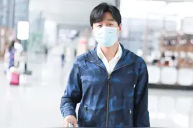 型男标配吧，佟大为一直都是居家好男人，穿衣搭配也有风度图片