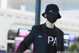 街拍：黄晓明穿黑西装配休闲裤搭运动鞋，尽显简约低调图片