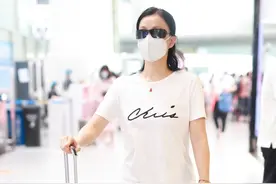 陶虹白色字母T恤+格纹阔腿裤休闲随意图片