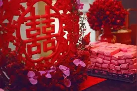 婚宴敬酒，伴郎竟把手伸进新郎口袋，连偷9个红包！图片