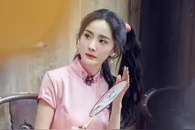 《密室大逃脱》杨幂粉色旗袍造型来啦！俏皮可爱，少女感十足图片