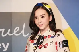 “天王嫂”方媛还是少女脸，穿印花衬衫配直筒裤，穿搭造型好洋气图片