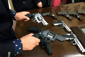 四川遂宁警方破获建市以来最大网络贩枪案，其中缴获仿64式手枪10支猎枪2支控制60余人图片