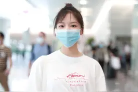 任敏超会扎头发！大眼睛和扎起的丸子头，黑白穿搭尽显少女范图片