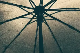 九江女孩冒雨为陌生人打伞：看着她很冷，现在想想有点害怕，但我不后悔图片