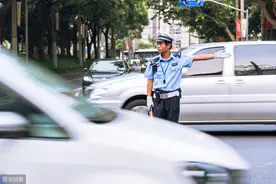 真的！开车用手机导航会被罚...车友：还能不能好好开车了图片