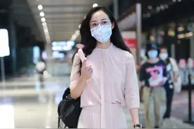 韩雪藕粉色飘带衬衫+红色百褶裙+加双肩包+小白鞋优雅女人图片