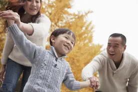 那些一碗水没端平的父母，老来都怎样了？听听3位当事人怎么说？图片