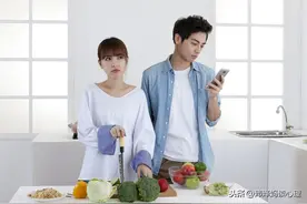 小两口家有菜有肉却饿肚子，宅10天吵9天，疫情让教育现了原形图片