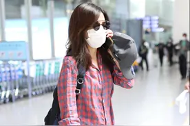 赵薇低调现身机场：穿搭虽然简洁，但是每件单品都是潮流图片