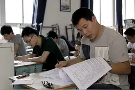 我今年42岁，闺蜜爱上我丈夫后，我选择耗着图片