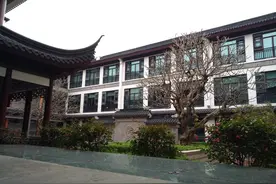 井底蛙才会自以为天空都是自己的。站得高看得远的人不这样想图片