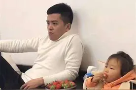 爸爸乖乖陪女儿看电视，还得吃草莓尾巴，网友：又一个“女儿奴”图片