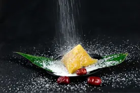 粽剥雪肤明席上，酒倾玉骨映杯中——在诗词中与端午节来场约会图片