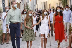 西班牙王室穿夏装出游，大公主随爸穿父女装，小公主拄拐棍跟妈亲图片