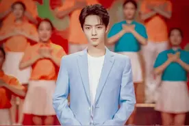 肖战在国庆特别节目献唱《我的中国心》，蓝色西装好干净啊图片