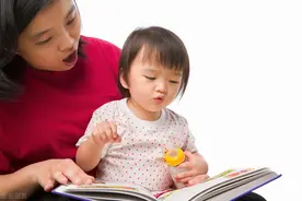 游泳馆女儿问妈妈：“大人下面怎么长头发？”，妈妈回答得很巧妙图片