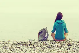 27岁女孩徒步旅行，生食河虾感染肝吸虫住院，结果查出艾滋图片