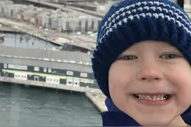 小男孩为救妹妹勇斗恶犬！超级英雄现身送上惊喜，忍痛笑惹哭网友图片
