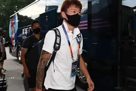 青岛黄海被曝将帅失和！王栋与吴金贵发生激烈争吵，目前已离开苏州赛区返回青岛，这到底是怎么回事？图片