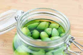 腌腊八蒜，别直接加醋泡！牢记4点，1天变绿，酸香脆爽，味道纯图片