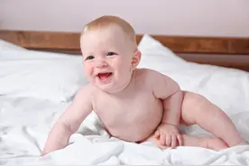 宝宝放在床上就马上醒，得到很多宝妈吐槽，了解这些轻松解决图片