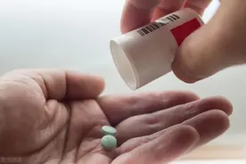 痛风发作时尽量不吃止痛药？乔主任：大错特错，就得赶紧吃图片