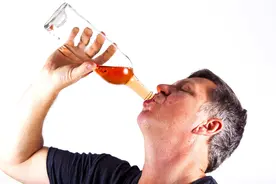喝酒脸红的人和脸白的人，哪个酒量大？酒量越练越大？请看此文图片