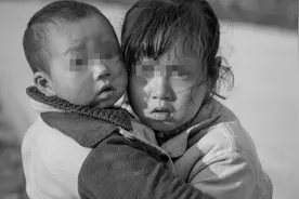 非亲姐弟，姐姐拉扯弟弟长大，多年后弟弟再见姐姐，忍不住落泪图片