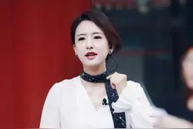 张蕾是优雅女性穿搭楷模，白衬衫配丝巾高级大气，教科书般气质图片