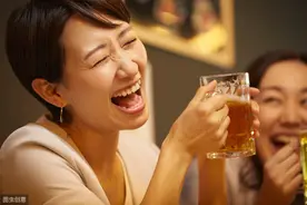 新员工请同事聚餐，被顺走两条中华烟，切记“三不请”，不当傻帽图片